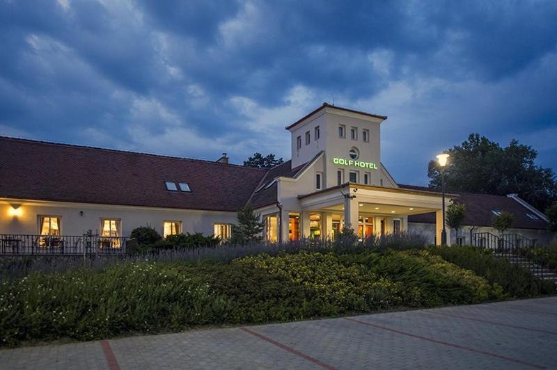 Old Lake Golf Hotel Tata Exterior foto